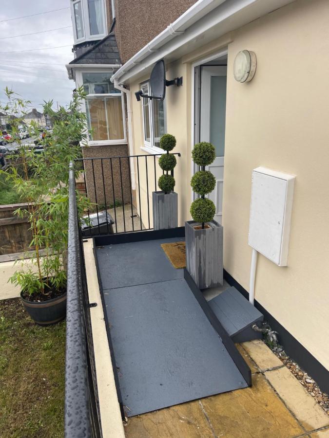 Two Bedroom Detached Modern Bungalow Close To Plymouth Argyle Fc Экстерьер фото